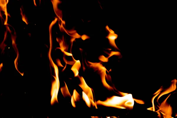 黑色背景上的红色火焰的火舌 夜间的火光 — 图库照片