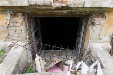 Eski cam ve pencereler savaştan sonra terkedilmiş bir evde.