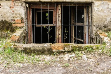 Eski cam ve pencereler savaştan sonra terkedilmiş bir evde.