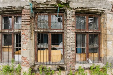 Eski cam ve pencereler savaştan sonra terkedilmiş bir evde.