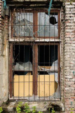 Eski cam ve pencereler savaştan sonra terkedilmiş bir evde.