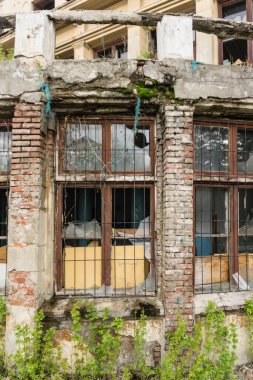 Eski cam ve pencereler savaştan sonra terkedilmiş bir evde.