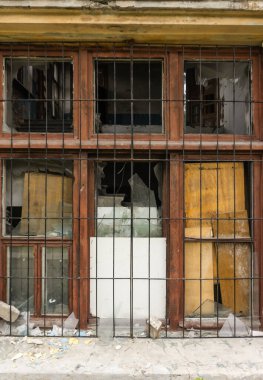 Eski cam ve pencereler savaştan sonra terkedilmiş bir evde.