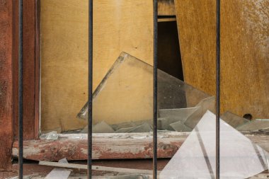 Eski cam ve pencereler savaştan sonra terkedilmiş bir evde.