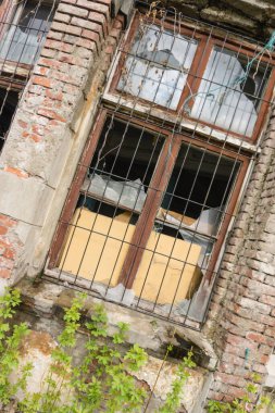 Eski cam ve pencereler savaştan sonra terkedilmiş bir evde.