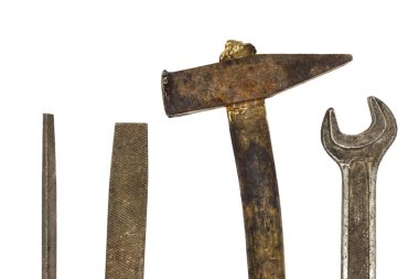 Paslı anahtar, çekiç, ahşap beyaz arka planda izole edilmiş. Pis eski püskü aletler.