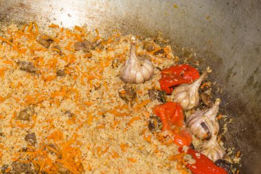 Biberli Pilaf yakın plan bir kazanda