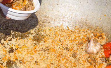 Biberli Pilaf yakın plan bir kazanda