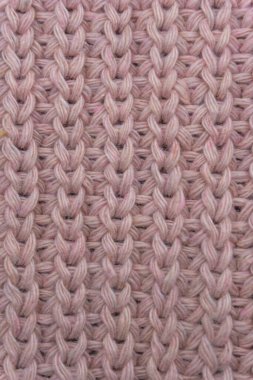 Pembe örülmüş süveterin dokusu, yakın plan, kırmızı örgü yün.