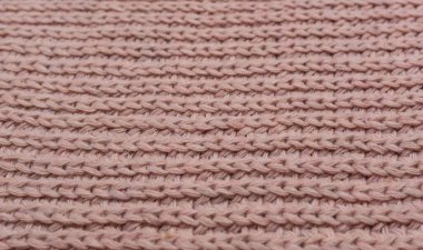 Pembe örülmüş süveterin dokusu, yakın plan, kırmızı örgü yün.