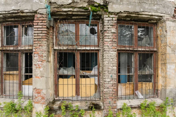 Eski cam ve pencereler savaştan sonra terkedilmiş bir evde.