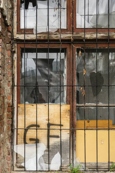 Vetri Rotti Vecchi Finestre Dopo Guerra Una Casa Abbandonata — Foto Stock