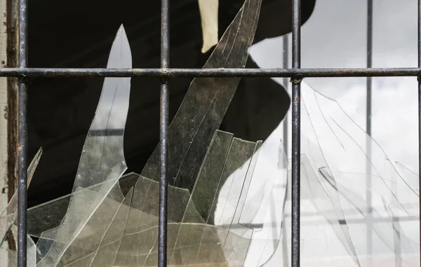 Velhos Vidros Quebrados Janelas Após Guerra Uma Casa Abandonada — Fotografia de Stock