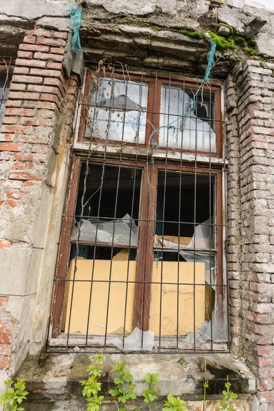 Eski cam ve pencereler savaştan sonra terkedilmiş bir evde.