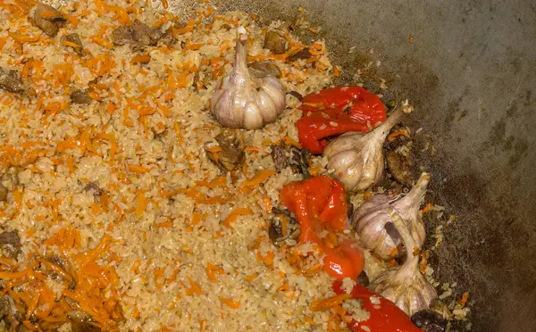 Biberli Pilaf yakın plan bir kazanda