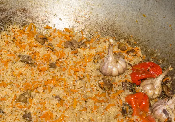 Biberli Pilaf yakın plan bir kazanda