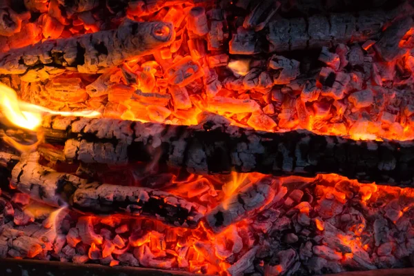 Schwelende Glut Glühende Kohlen Brennende Holzkohle Hintergrund Nahaufnahme Glühende Kohle — Stockfoto