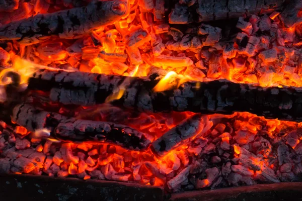 Smoldering Embers Fire Live Coals Burning Charcoal Background Texture Closeup — Stock Photo, Image