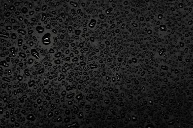 Siyah arkaplanda su damlaları, yakın çekim dokusu