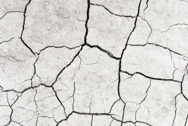 Beyaz kurumuş ve çatlamış toprak arka planı. Kuru yarık alanına yakın. Toprak dokusunda gri çatlak. erozyon