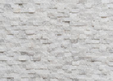 Beyaz modern dekoratif duvar küçük mermer tuğla arka plan dokusu dekoratif desenli kuvars taşı mozaiği. Odanın iç dekorasyonu.