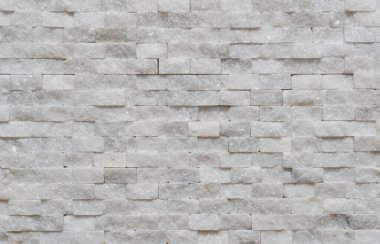 Beyaz modern dekoratif duvar küçük mermer tuğla arka plan dokusu dekoratif desenli kuvars taşı mozaiği. Odanın iç dekorasyonu.