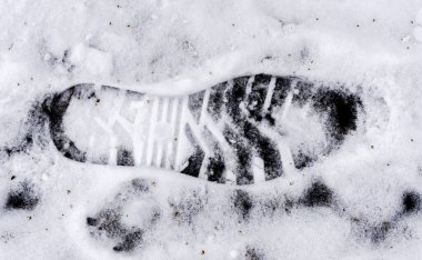 Kar zemindeki ayakkabı izleri, kardaki ayak izleri, insan izleri, botların ayak izleri, yakın plan.