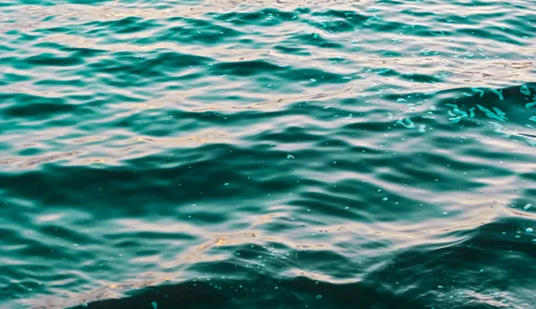 Wasseroberfläche Mit Wellen Hintergrundstruktur Klares Blaues Wasser Einem See Mit — Stockfoto