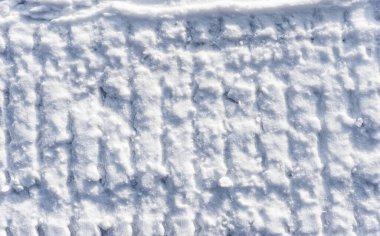 Beyaz kar dokusu, mavi tonda taze kar dokusu, kar üzerinde araba koruyucusu izleri, kardaki desen.