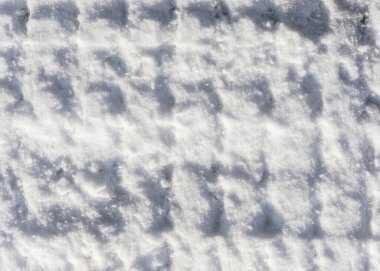 Beyaz kar dokusu, mavi tonda taze kar dokusu, kar üzerinde araba koruyucusu izleri, kardaki desen.