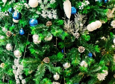Süslü Noel ağacı arka planı, yılbaşı oyuncaklarıyla süslenmiş güzel Noel kürkü ağacı, çam ağacındaki Noel baloları.