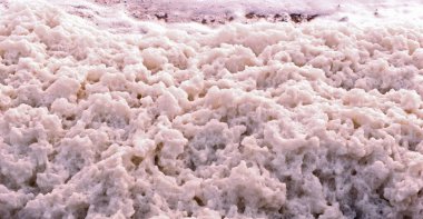 Sahilde beyaz köpük birikiyor su yüzeyi dokusu arka plan, köpük, köpük, nehir köpüğü, kümülüs köpük, havadar köpük, kırmızı şeftali rengi bej rengi deniz köpüğü.,