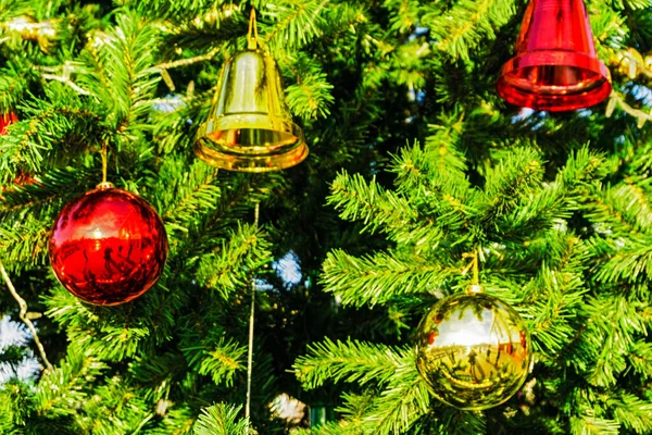 Geschmückter Weihnachtsbaum Hintergrund Schöne Tanne Mit Neujahrsspielzeug Dekoriert Weihnachtskugeln Dekoration — Stockfoto