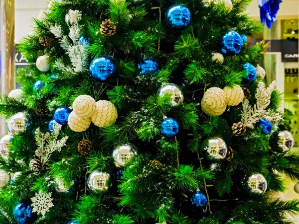 Fondo Decorado Del Árbol Navidad Hermoso Árbol Piel Navidad Decorado — Foto de Stock