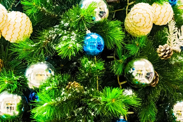 Geschmückter Weihnachtsbaum Hintergrund Schöne Tanne Mit Neujahrsspielzeug Dekoriert Weihnachtskugeln Dekoration — Stockfoto