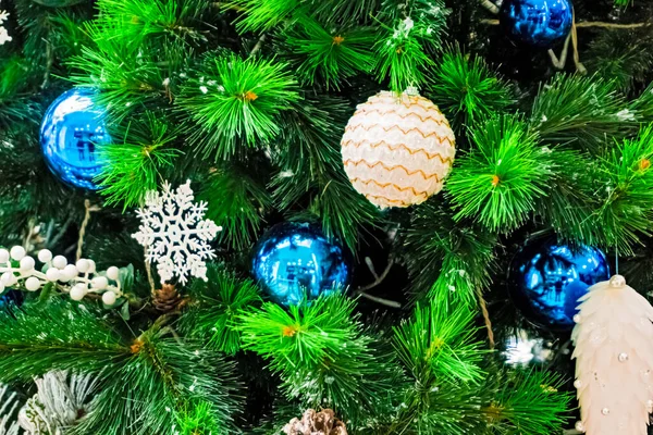 Geschmückter Weihnachtsbaum Hintergrund Schöne Tanne Mit Neujahrsspielzeug Dekoriert Weihnachtskugeln Dekoration — Stockfoto