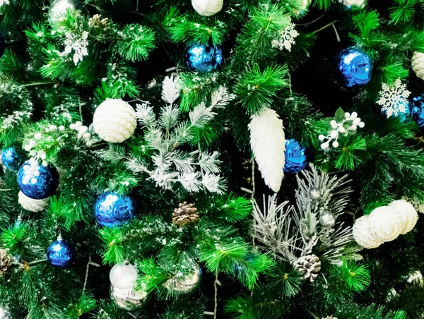 Geschmückter Weihnachtsbaum Hintergrund Schöne Tanne Mit Neujahrsspielzeug Dekoriert Weihnachtskugeln Dekoration — Stockfoto