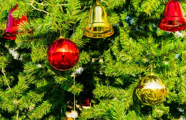 Geschmückter Weihnachtsbaum Hintergrund Schöne Tanne Mit Neujahrsspielzeug Dekoriert Weihnachtskugeln Dekoration — Stockfoto