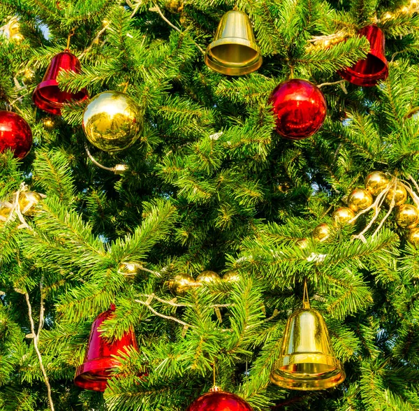 Geschmückter Weihnachtsbaum Hintergrund Schöne Tanne Mit Neujahrsspielzeug Dekoriert Weihnachtskugeln Dekoration — Stockfoto
