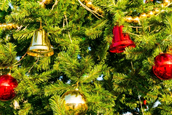 Geschmückter Weihnachtsbaum Hintergrund Schöne Tanne Mit Neujahrsspielzeug Dekoriert Weihnachtskugeln Dekoration — Stockfoto