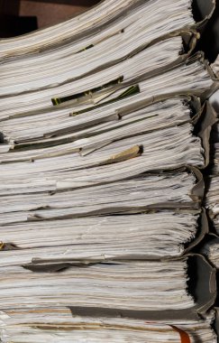 Arşivde birikmiş eski kağıt belgeler. Belgeler arşiv odasının raflarında. Ofis rafları dosyalarla dolu dolapta.