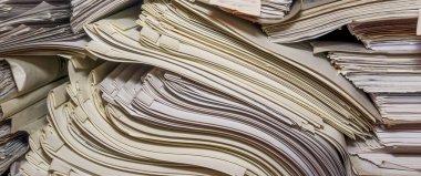 Arşivde birikmiş eski kağıt belgeler. Belgeler arşiv odasının raflarında. Ofis rafları dosyalarla dolu dolapta.