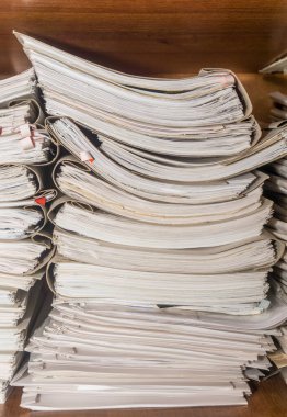 Arşivde birikmiş eski kağıt belgeler. Belgeler arşiv odasının raflarında. Ofis rafları dosyalarla dolu dolapta.