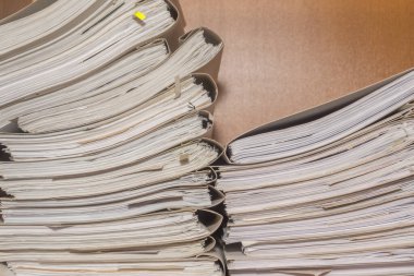 Arşivde birikmiş eski kağıt belgeler. Belgeler arşiv odasının raflarında. Ofis rafları dosyalarla dolu dolapta.