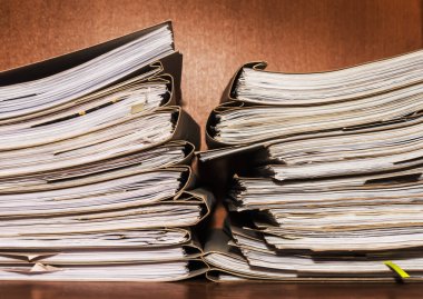 Arşivde birikmiş eski kağıt belgeler. Belgeler arşiv odasının raflarında. Ofis rafları dosyalarla dolu dolapta.