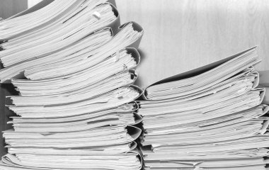 Belgeler arşivde duruyor. Belgeler arşiv odasının raflarında. Ofis rafları dosyalarla dolu dolapta. siyah beyaz fotoğraf