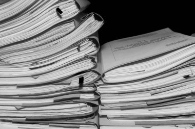 Belgeler arşivde duruyor. Belgeler arşiv odasının raflarında. Ofis rafları dosyalarla dolu dolapta. siyah beyaz fotoğraf