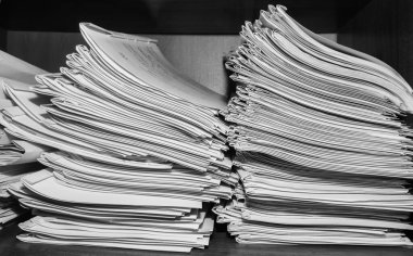 Belgeler arşivde duruyor. Belgeler arşiv odasının raflarında. Ofis rafları dosyalarla dolu dolapta. siyah beyaz fotoğraf