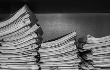 Belgeler arşivde duruyor. Belgeler arşiv odasının raflarında. Ofis rafları dosyalarla dolu dolapta. siyah beyaz fotoğraf