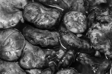 Su arka planında siyah mantar şapkaları, siyah beyaz fotoğraf.